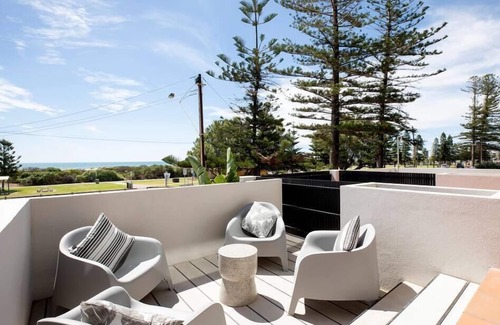Semaphore House | SEA FOR MILES at Semaphore to relax & unwind
