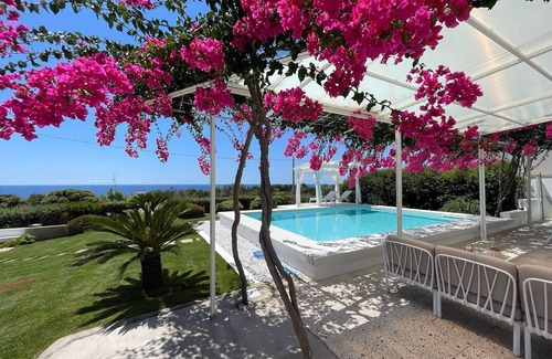 Marina di Felloniche Villa | Sea Front Villa with Private Pool - Free WiFi