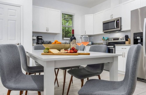 Naples Park House | Sea Glass Retreat. Beach*Wine*Dine*Relax. Repeat
