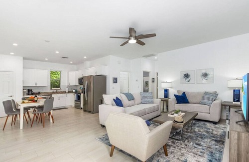 Naples Park House | Sea Glass Retreat. Beach*Wine*Dine*Relax. Repeat