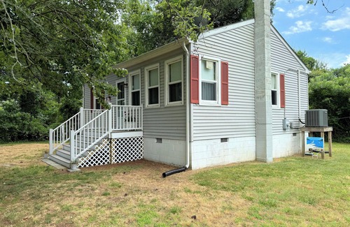 Deep Hole House | Sea Pines -2BR CLOSE TO SHOPPING,SCREENED PORCH, Linens and Towels Provided