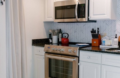 Oceanside House | Sea Pines cottage dream, 5-minute walk to beach, pool, pet friendly