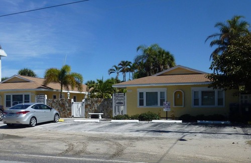 Holmes Beach Condo | Sea Pirate Cottage By The Sea on Anna Maria Island, Smart TV in every room.