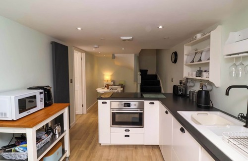 Westward Ho Cottage | SEA SANCTUARY, pet friendly, with hot tub in Northam