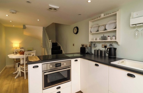 Westward Ho Cottage | SEA SANCTUARY, pet friendly, with hot tub in Northam