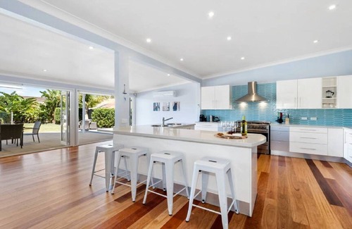 The Entrance North House | Sea Spray Retreat- Pool, Beach, Table Tennis.