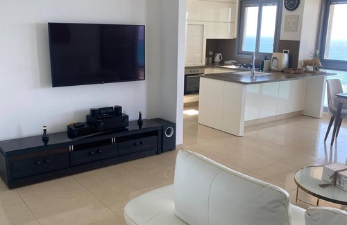 Bat Yam Apartment | Sea view apartment ~ 1 min from the beach!