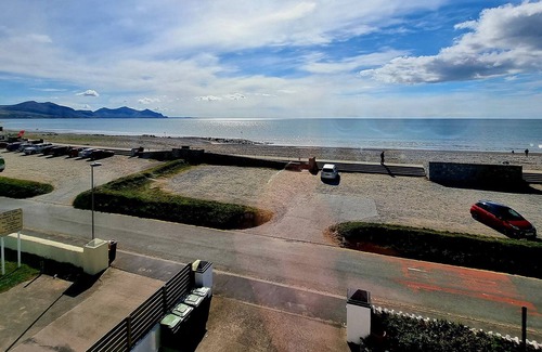 Dinas Dinlle Apartment | SEA VIEW, pet friendly, country holiday cottage in Dinas Dinlle