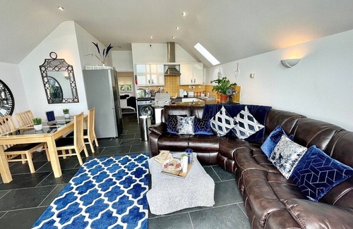 Llanddowror Apartment | Sea Views, Hot tub, Balcony, 4 star Visit Wales