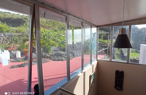 Calheta de Nesquim House | Sea wolf House
