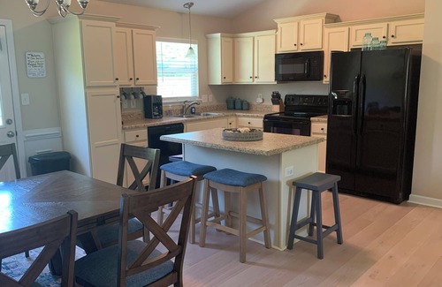 Hubert House | Sea You Soon- 1 mile to Camp Lejeune! Monthly rental- fully furnished!