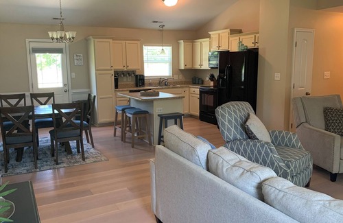 Hubert House | Sea You Soon- 1 mile to Camp Lejeune! Monthly rental- fully furnished!