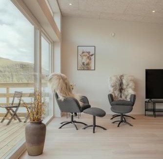 Vestmanna House | Seadreams Nest - Luxurious Waterfront Retreat