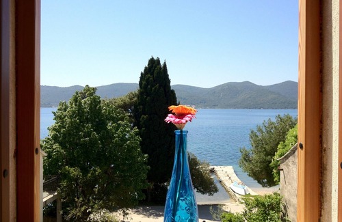 Cove Tri Zala (Zrnovo) Villa | Seafront Historic Villa | Private pool, kayaks and bikes