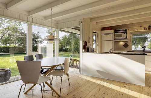 Kongsnæs House | Seafront Holiday Home with Hot Tub