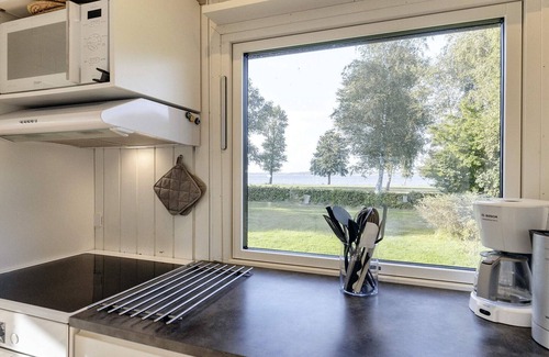Kongsnæs House | Seafront Holiday Home with Hot Tub