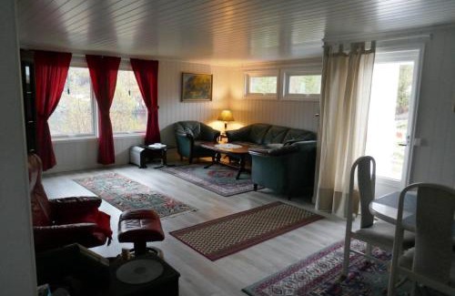 Flakstad House | Seafront Holiday Home close to Reine, Lofoten