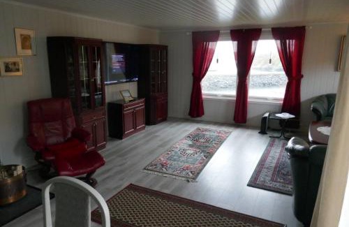 Flakstad House | Seafront Holiday Home close to Reine, Lofoten