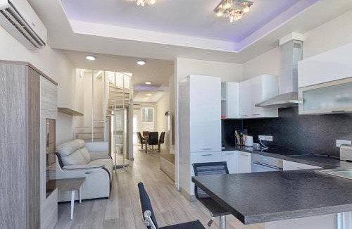 St. Julian's Apartment | Seafront Penthouse Triplex- Roof Terrace & Hot Tub