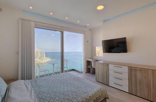 St. Julian's Apartment | Seafront Penthouse Triplex- Roof Terrace & Hot Tub