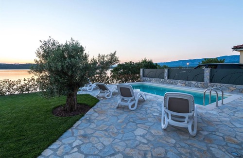 Klimno Villa | Seafront Villa Claudia with a panoramic Seaview and a swimming pool