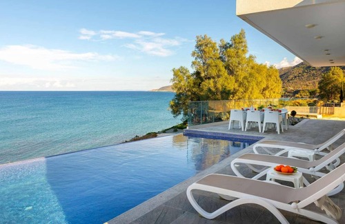 Pachyammos Villa | Seafront villa, infinity pool, stunning Views.