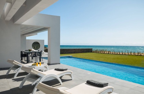 Chalikounas Villa | Seafront Villa Nafsika w/Private Heated infinity Pool/Direct Access to the beach