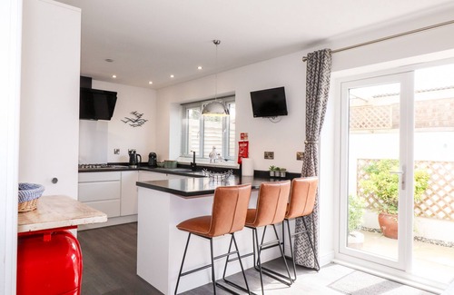 Morfa Bychan House | SEAGULL SHACK, family friendly, with hot tub in Morfa Bychan