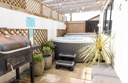 Morfa Bychan House | SEAGULL SHACK, family friendly, with hot tub in Morfa Bychan