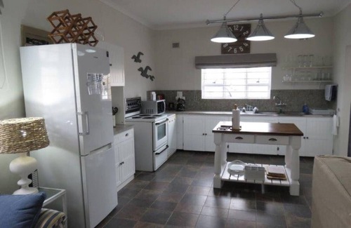 Port Shepstone House | Seagulls Beach House is a stylish, pet friendly, 4 bedroom, self catering home.