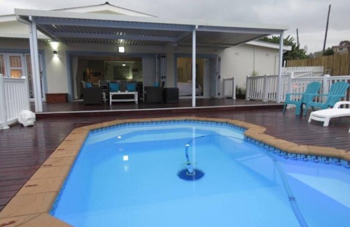 Port Shepstone House | Seagulls Beach House is a stylish, pet friendly, 4 bedroom, self catering home.