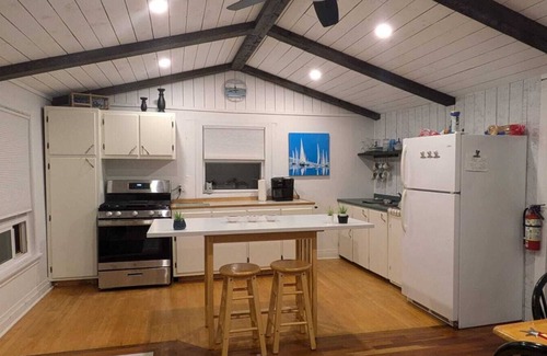 Maximeville Cottage | Seashell by the Seashore: Cozy 1BR Cottage Steps from Private Sandy Beach