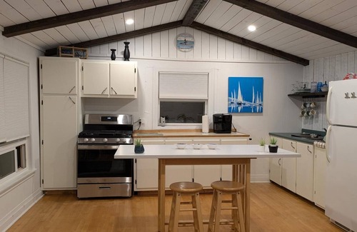 Maximeville Cottage | Seashell by the Seashore: Cozy 1BR Cottage Steps from Private Sandy Beach