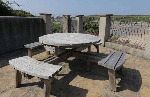 Porth Apartment | SEASHORE HOUSE, family friendly, country holiday cottage in Porth