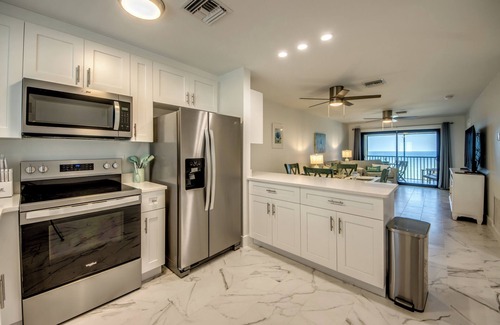 Mid Island Condo | Seaside 509: Modern Top-Floor Beachfront Condo Mid-Island