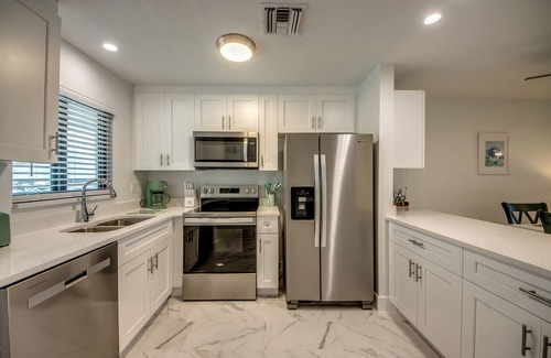 Mid Island Condo | Seaside 509: Modern Top-Floor Beachfront Condo Mid-Island