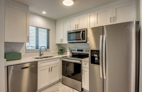 Mid Island Condo | Seaside 509: Modern Top-Floor Beachfront Condo Mid-Island