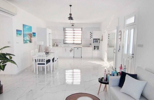 Bahceli House | Seaside Bungalow with Seaviews, 2 min walk from Beach Club & Restaurant