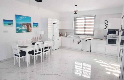 Bahceli House | Seaside Bungalow with Seaviews, 2 min walk from Beach Club & Restaurant