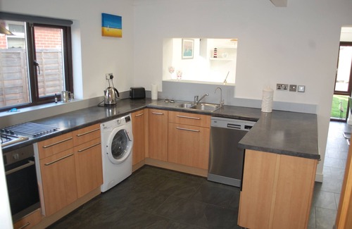 South Hayling House | Seaside Detached Bungalow "Happy Daze" in Quiet cu de sac
