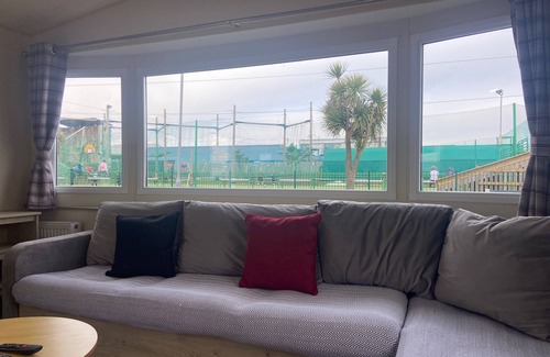 Newton Cabin | Seaside Dog Friendly Caravan Retreat in Porthcawl