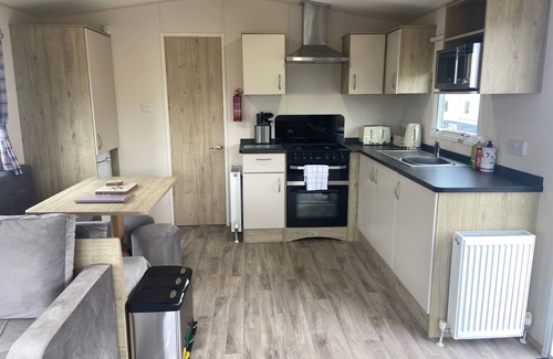 Newton Cabin | Seaside Dog Friendly Caravan Retreat in Porthcawl
