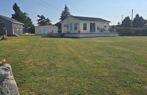 Amherst Shore Cottage | Seaside Escape – 2-Bedroom Oceanview Cottage with Private Beach Access