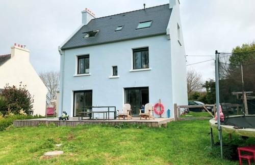 Logonna-Daoulas House | Seaside family home