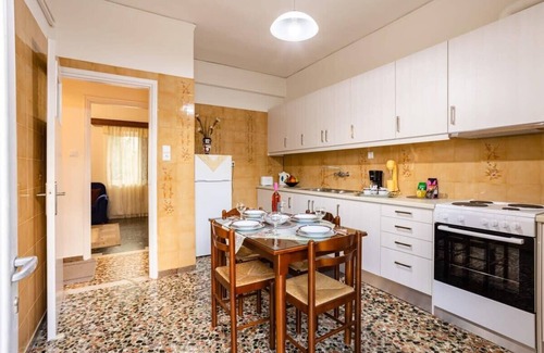 Avia Apartment | Seaside Family Haven - Avia's Spacious Getaway