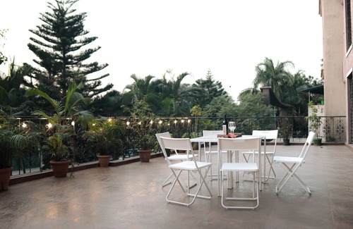 Navi Mumbai Apartment | Seaside Getaway with Party Padn