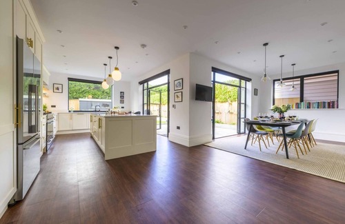 Boscombe Cottage | Seaside glamour- steps from the beach - Oceans Reach