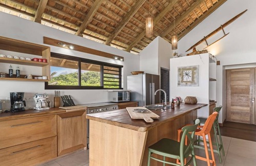 Temae House | Seaside Paradise: 6BR Beachfront Haven in Moorea