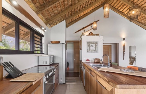 Temae House | Seaside Paradise: 6BR Beachfront Haven in Moorea