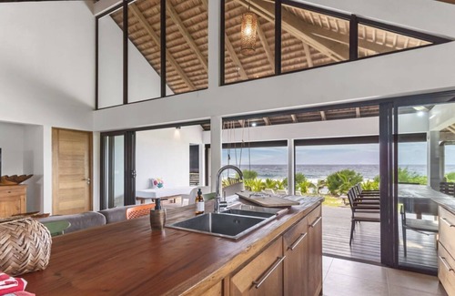 Temae House | Seaside Paradise: 6BR Beachfront Haven in Moorea